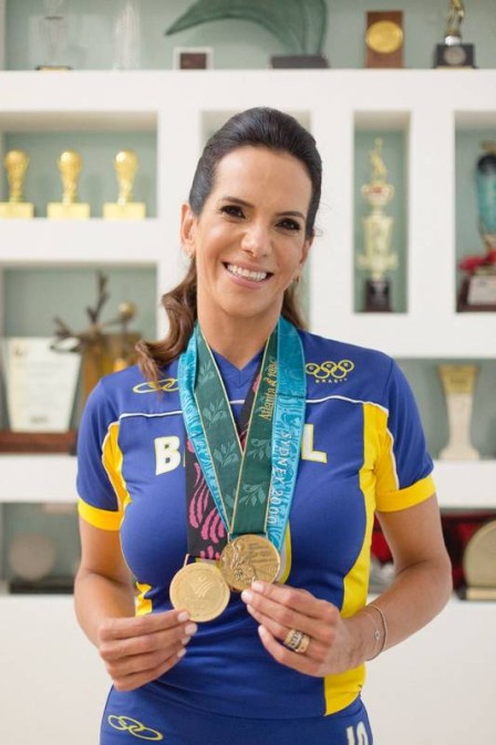 virna dias segurando medalhas